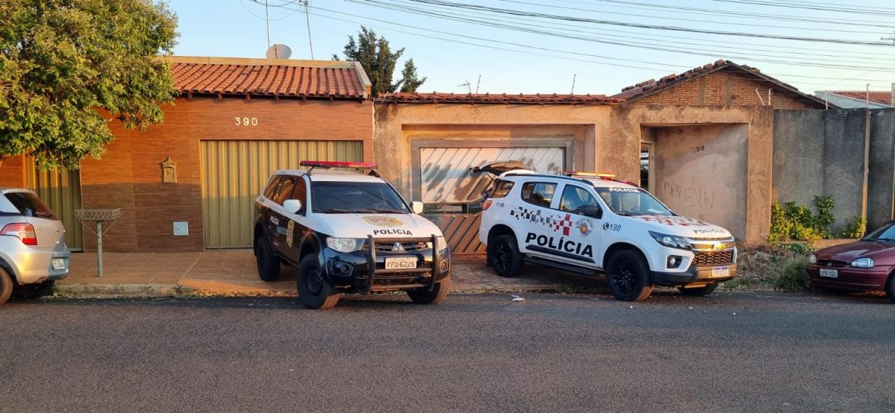Foto 2 de 3 — Homem é encontrado morto dentro de casa com sinais de violência no Jardim Nova Araraquara